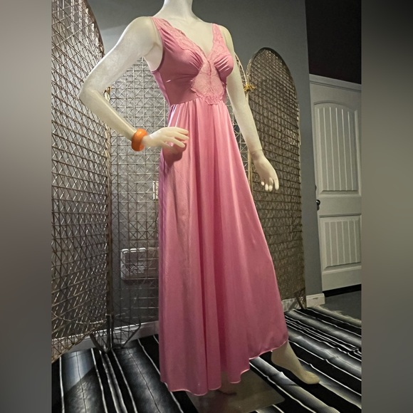 Rare vintage 1970’s pink Olga body silk nightgown - Picture 5 of 7